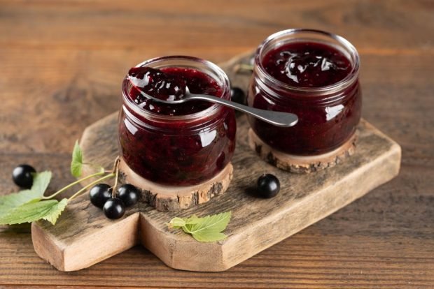 Thick blackcurrant jam with whole berries 