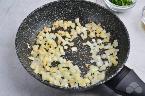 Solyanka with beef and hunting sausages: photo of recipe preparation, step 3