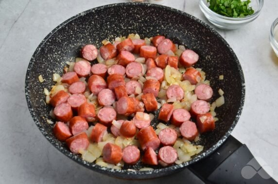 Solyanka with beef and hunting sausages: photo of recipe preparation, step 4