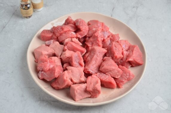 Solyanka with beef and hunting sausages: photo of recipe preparation, step 1