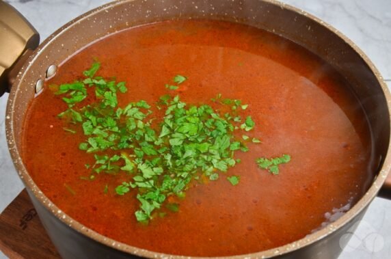 Solyanka with beef and hunting sausages: photo of recipe preparation, step 6