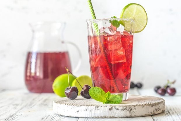 Mojito with cherries for winter