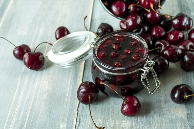 Cherry in syrup with seeds for winter 