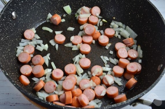 Solyanka with sausages and capers: photo of recipe preparation, step 2