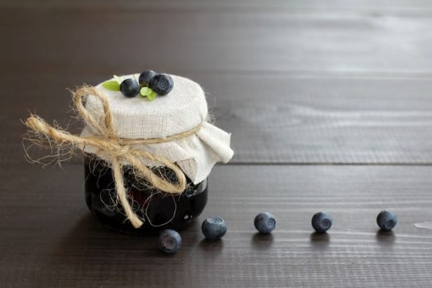 Blueberries in their own juice for the winter with sugar is a simple and delicious recipe for cooking step by step