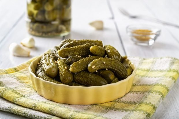 Crispy pickled cucumbers with mustard seeds for winter