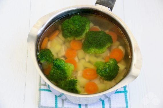 Chicken soup with broccoli and potatoes: photo of recipe preparation, step 2