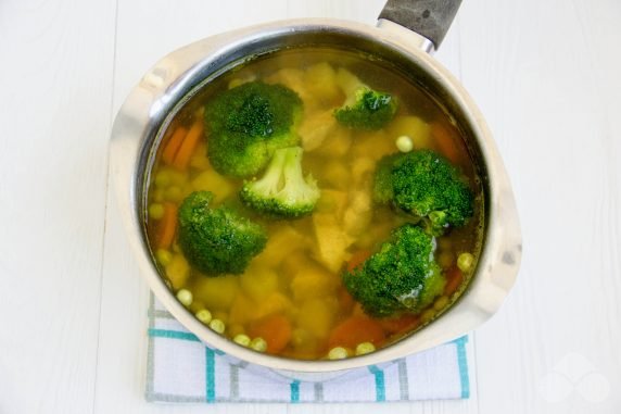 Chicken soup with broccoli and potatoes: photo of recipe preparation, step 3