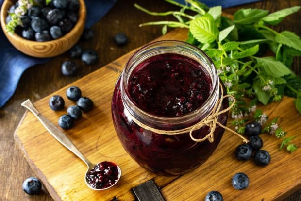 Blueberries with sugar for winter