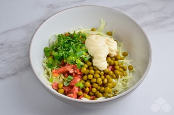 Salad with cabbage, sausage and peas: photo of recipe preparation, step 4