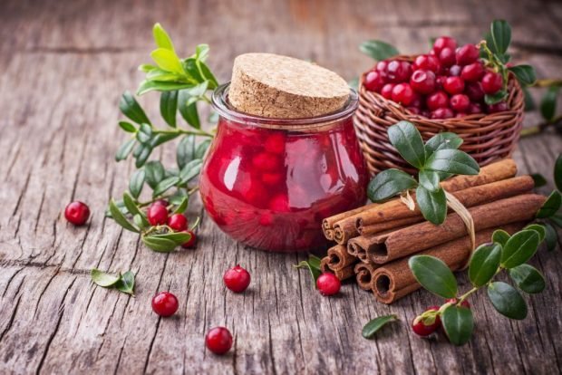 Lingonberry jam with cinnamon and cloves