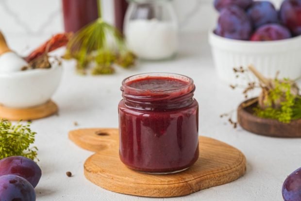 Classic tkemali sauce from plums and hops