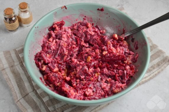 Salad with boiled beets, nuts and mayonnaise: photo of recipe preparation, step 4