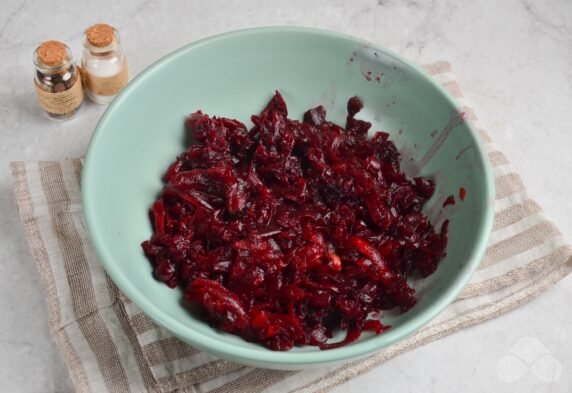 Salad with boiled beets, nuts and mayonnaise: photo of recipe preparation, step 1