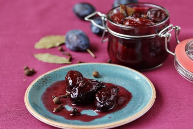 Plum with garlic in marinade for winter