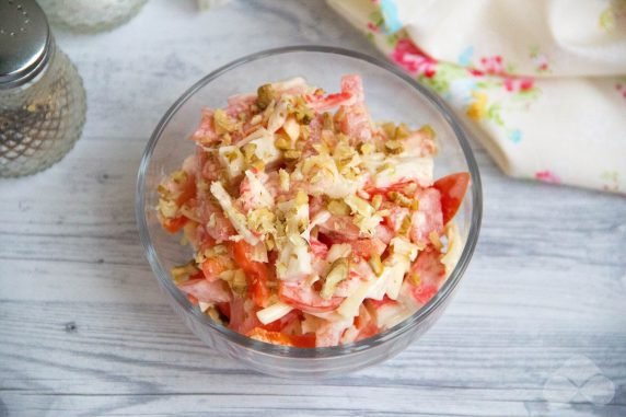 Crab salad with tomatoes and walnuts : photo of recipe preparation, step 3