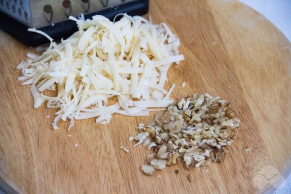 Crab salad with tomatoes and walnuts : photo of recipe preparation, step 2