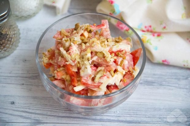Crab salad with tomatoes and walnuts is a simple and delicious recipe with photos (step by step)