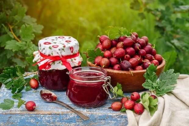 Red gooseberry jam with orange