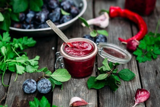 Sloe and tomato sauce for winter