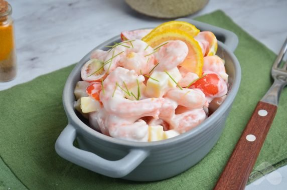 Salad with shrimp, tomatoes and cheese: photo of recipe preparation, step 5