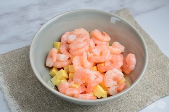 Salad with shrimp, tomatoes and cheese: photo of recipe preparation, step 3