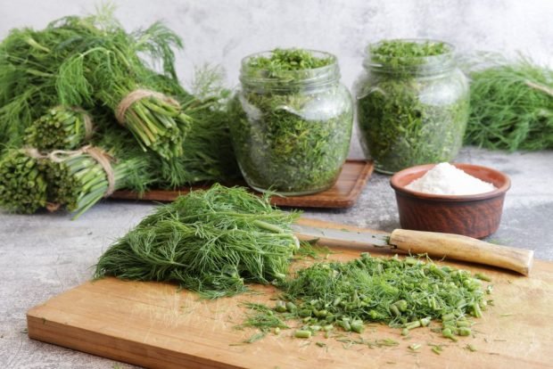 Dill with salt for winter