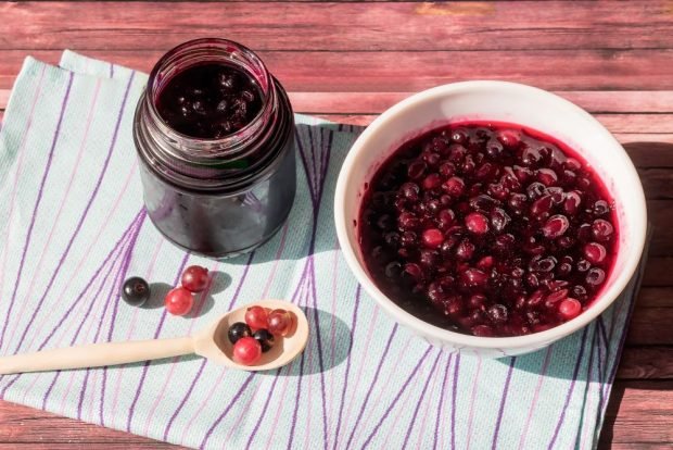 Gooseberry and blackcurrant jam 