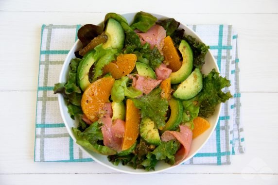 Salad with salmon and avocado: photo of recipe preparation, step 5