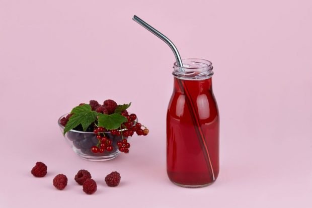 Compote of red currants and raspberries for winter