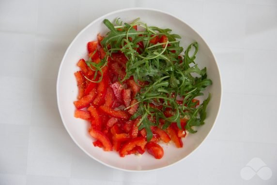 Pickled pepper salad with arugula: photo of recipe preparation, step 3