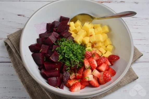 Beetroot and strawberry salad: photo of recipe preparation, step 3