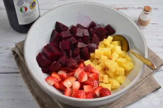 Beetroot and strawberry salad: photo of recipe preparation, step 2