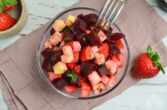 Beetroot and strawberry salad: photo of recipe preparation, step 4