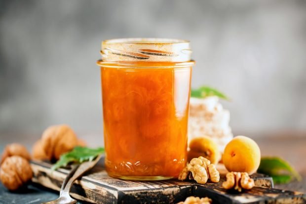 Apricot jam with nuts 