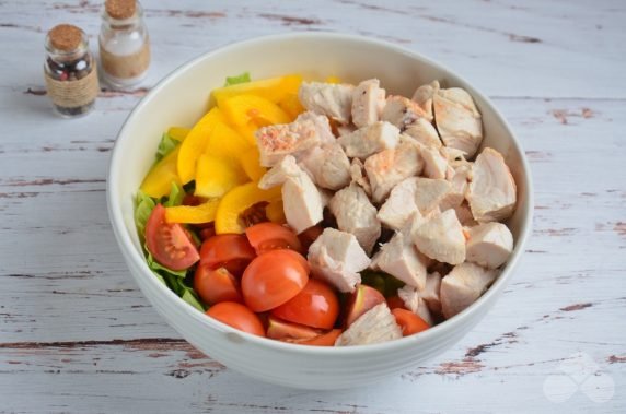 Diet salad with chicken and olives: photo of recipe preparation, step 3