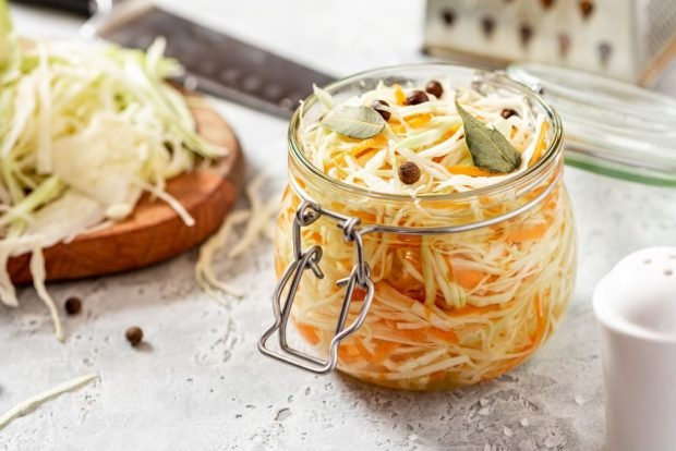 Cabbage salad for winter in cans