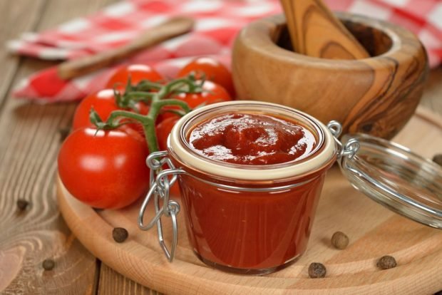 Tomato ketchup with apples, onions and garlic 