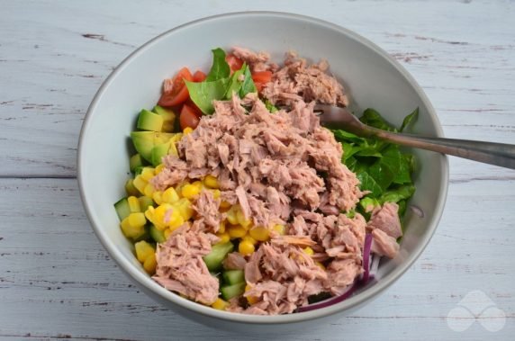 Salad with canned fish and avocado: photo of recipe preparation, step 3