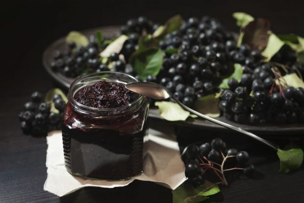 Chokeberry jam with walnuts 