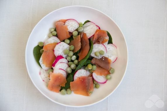 Salad with red fish, spinach, radish and green peas: photo of recipe preparation, step 2