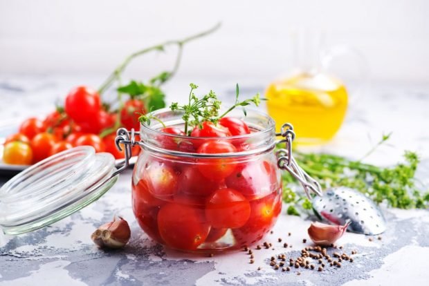 Tomatoes in grape juice for winter