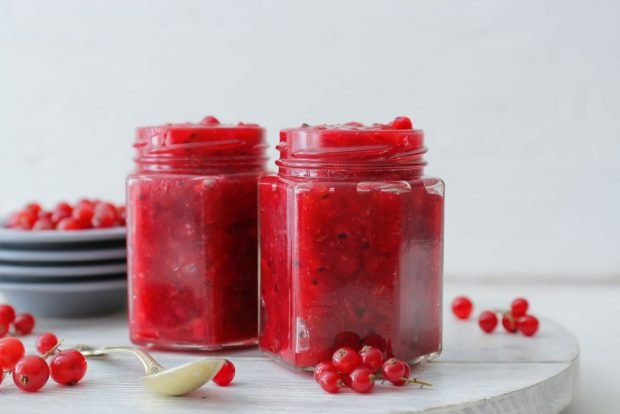 Red currant ground with sugar without cooking