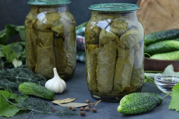 Cucumbers with grape leaves for winter