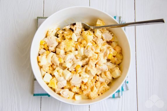 Classic salad with chicken and pineapples: photo of recipe preparation, step 3