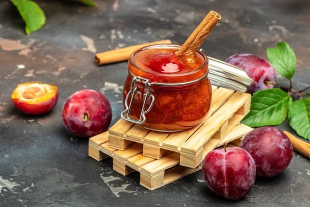 Plum jam with cinnamon