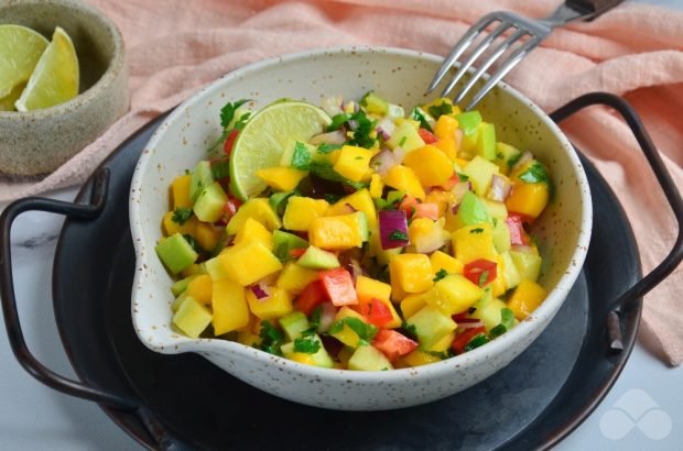 Salsa salad with apples and mango