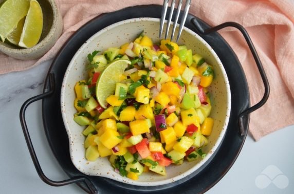 Salsa salad with apples and mango: photo of recipe preparation, step 4