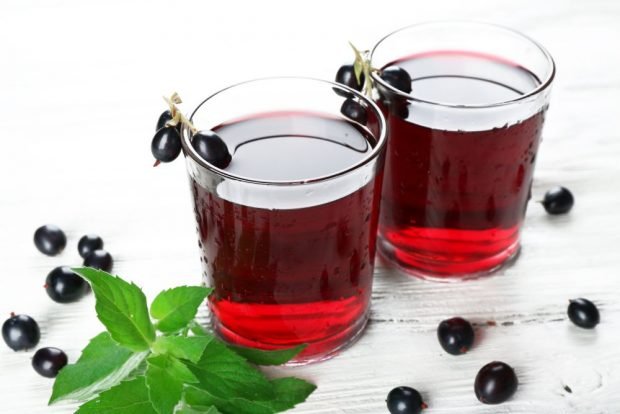 Blackcurrant juice for winter through a juicer 