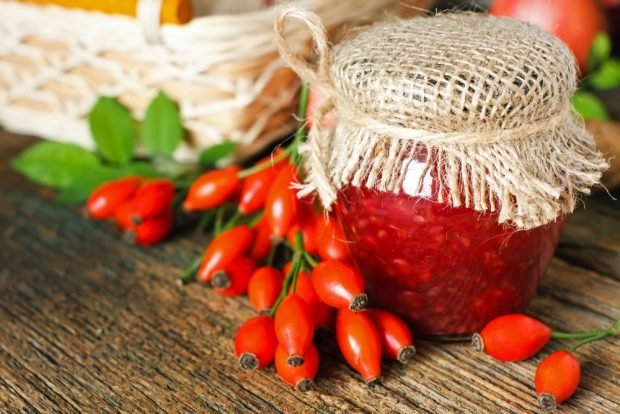 Rosehip jam with stones 